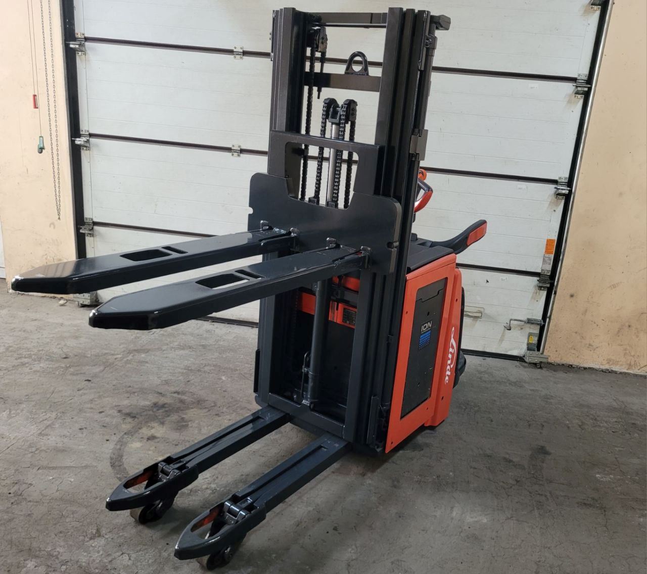 Samojezdny elektryczny wózek podnośnikowy Linde L14 (2017)
