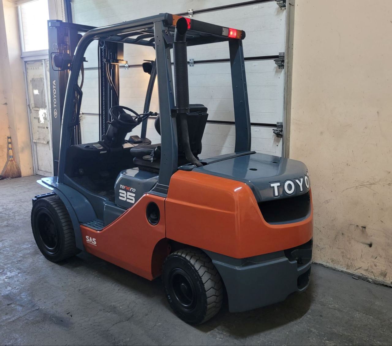 Wózek widłowy diesel 2,5 tony Toyota 02-8FDF25