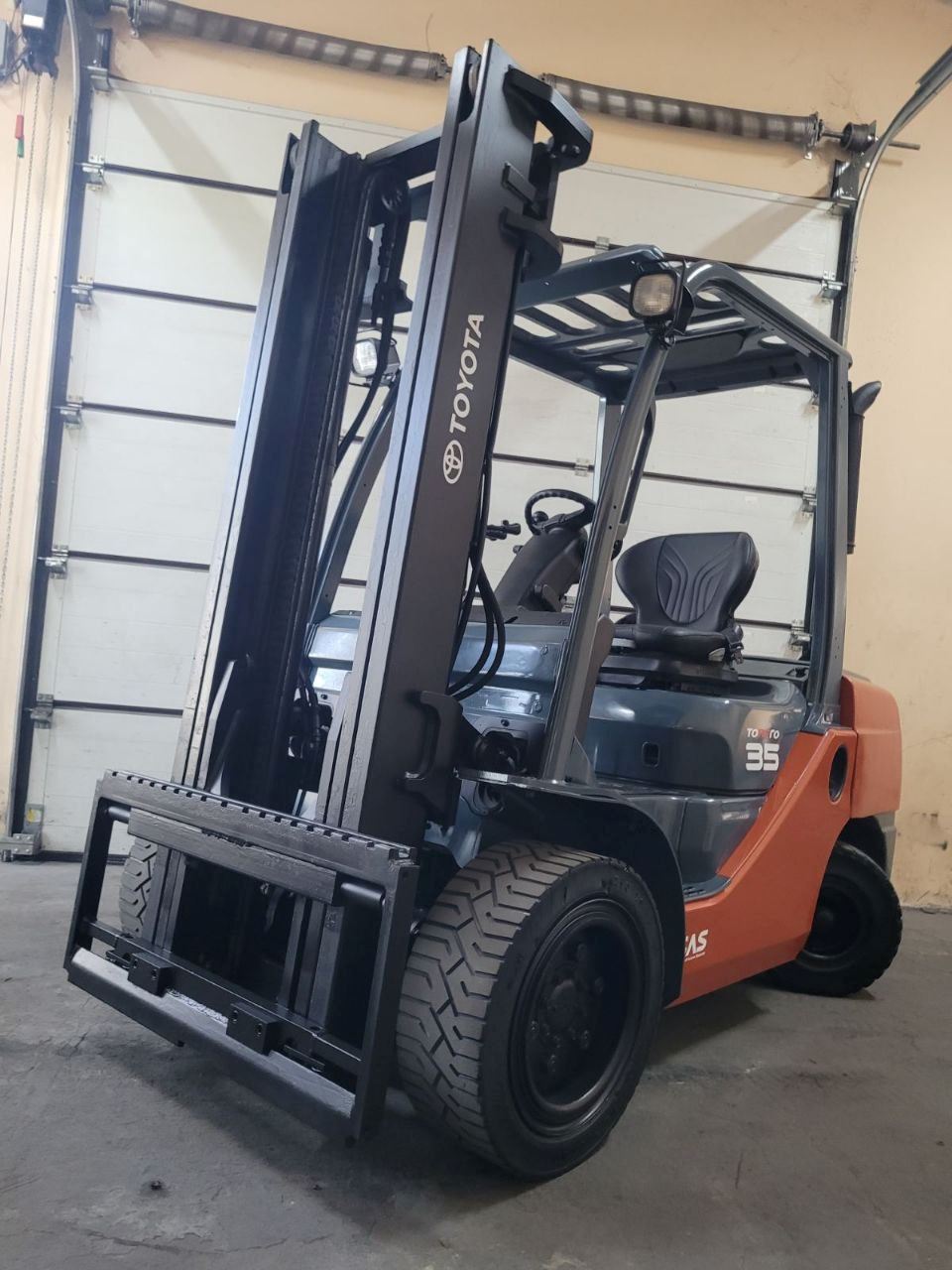 Wózek widłowy diesel 2,5 tony Toyota 02-8FDF25