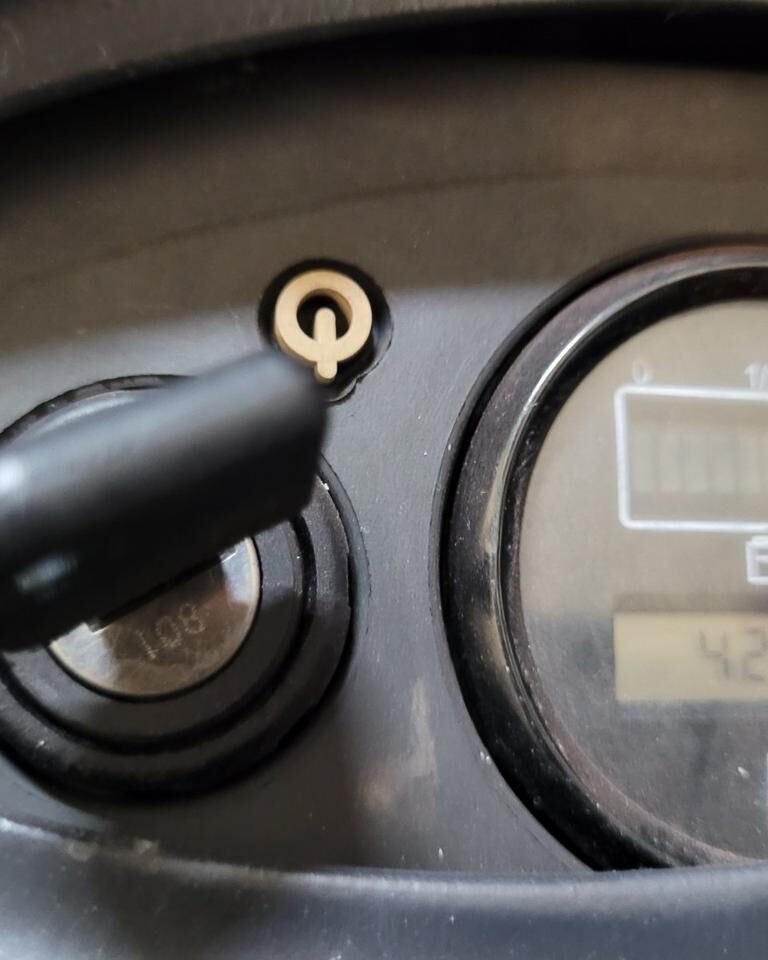 Samojezdny elektryczny wózek podnośnikowy Linde