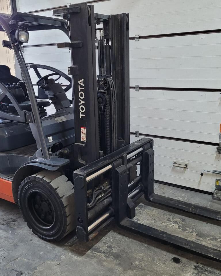 Wózek widłowy na gaz Toyota 02-8FGF35