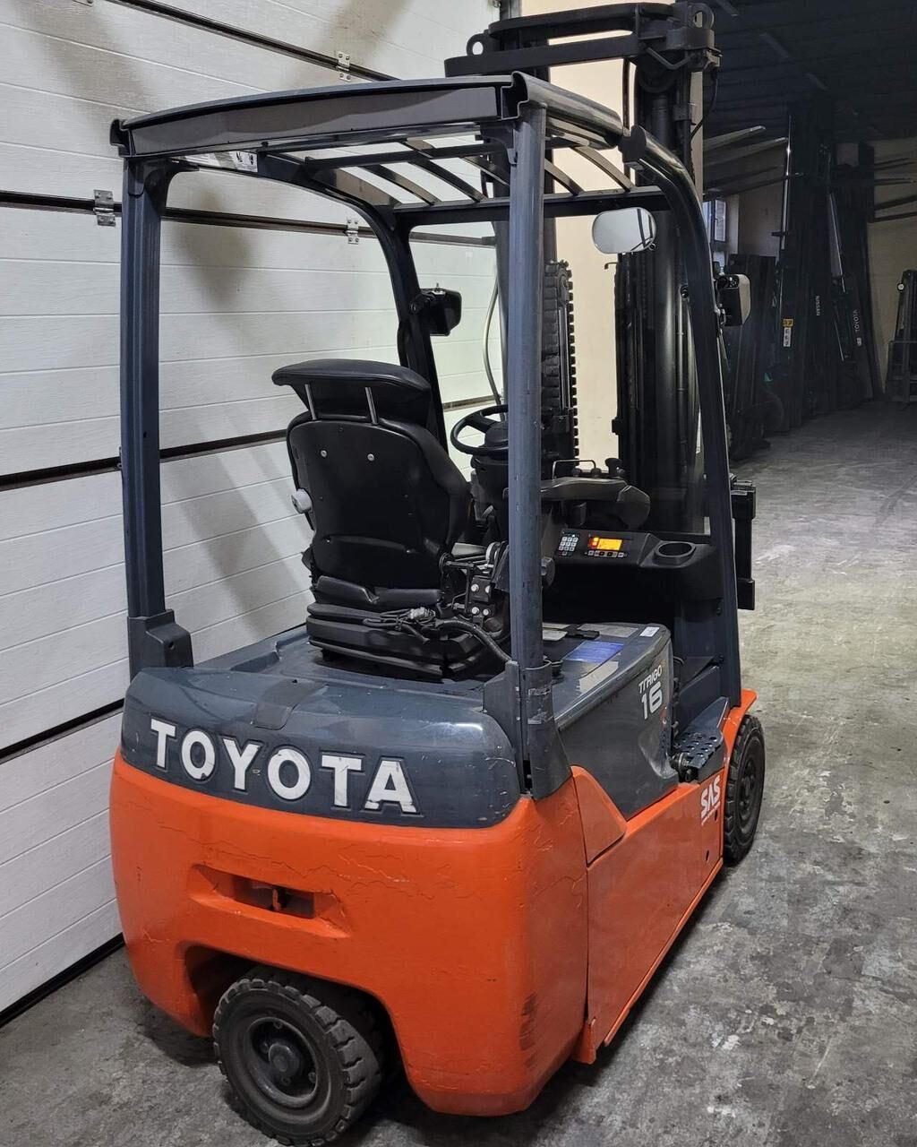 Toyota 8FBET16 electric three-support forklift