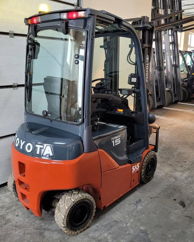 Elektryczny czterokolumnowy wózek widłowy Toyota 8FBMT15
